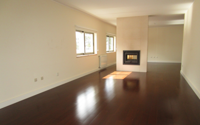 Apartamento T3 com 3 lugares estacionamento, em condomínio fechado, com piscina.